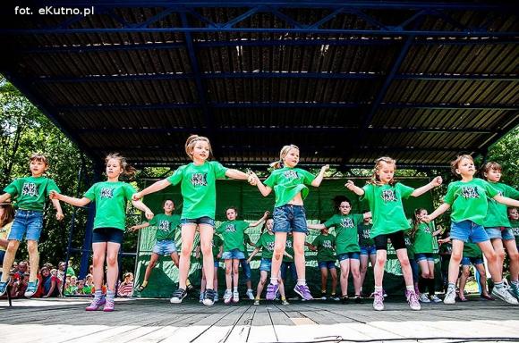 Rumba, taniec ognia, street dance, zumba, piżama party i moc talentów na scenie w parku