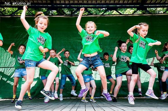 Rumba, taniec ognia, street dance, zumba, piżama party i moc talentów na scenie w parku