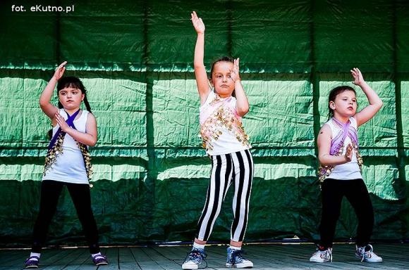 Rumba, taniec ognia, street dance, zumba, piżama party i moc talentów na scenie w parku