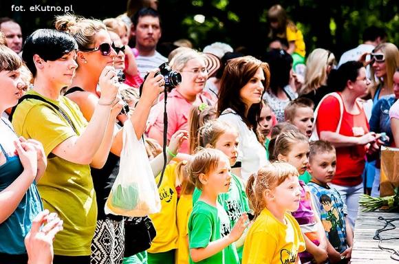 Rumba, taniec ognia, street dance, zumba, piżama party i moc talentów na scenie w parku