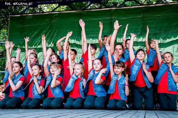 Rumba, taniec ognia, street dance, zumba, piżama party i moc talentów na scenie w parku