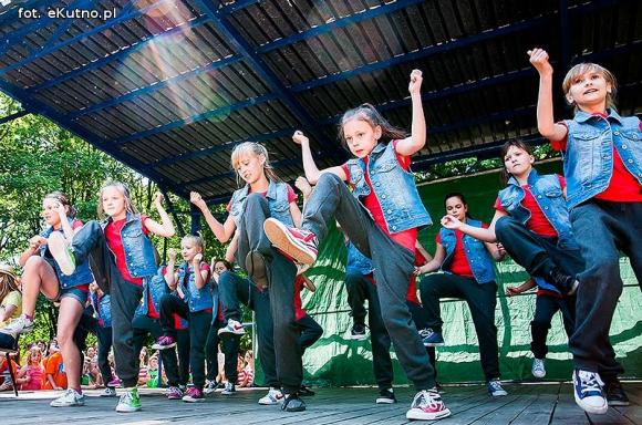 Rumba, taniec ognia, street dance, zumba, piżama party i moc talentów na scenie w parku