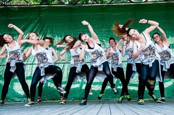 Rumba, taniec ognia, street dance, zumba, piżama party i moc talentów na scenie w parku