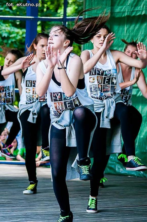 Rumba, taniec ognia, street dance, zumba, piżama party i moc talentów na scenie w parku