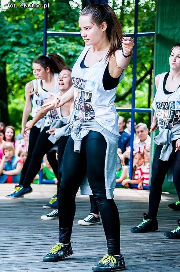 Rumba, taniec ognia, street dance, zumba, piżama party i moc talentów na scenie w parku