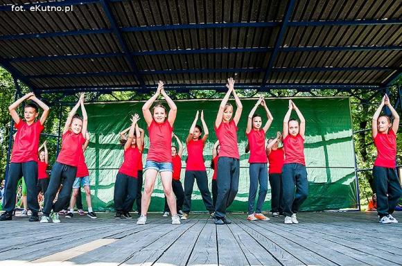 Rumba, taniec ognia, street dance, zumba, piżama party i moc talentów na scenie w parku