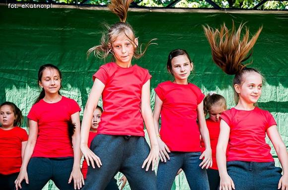 Rumba, taniec ognia, street dance, zumba, piżama party i moc talentów na scenie w parku