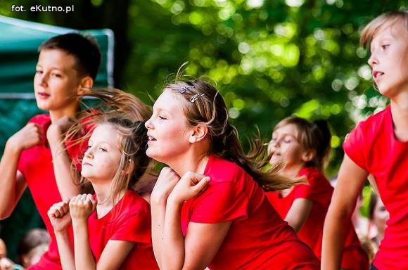 Rumba, taniec ognia, street dance, zumba, piżama party i moc talentów na scenie w parku