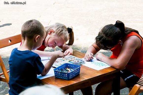 Rumba, taniec ognia, street dance, zumba, piżama party i moc talentów na scenie w parku