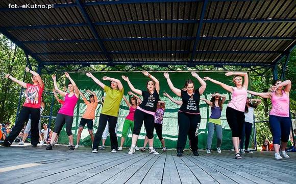 Rumba, taniec ognia, street dance, zumba, piżama party i moc talentów na scenie w parku