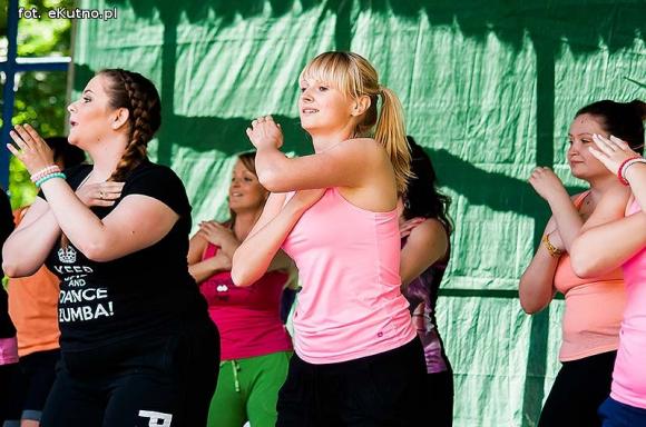 Rumba, taniec ognia, street dance, zumba, piżama party i moc talentów na scenie w parku