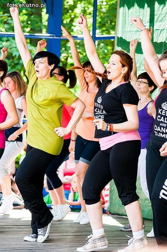 Rumba, taniec ognia, street dance, zumba, piżama party i moc talentów na scenie w parku