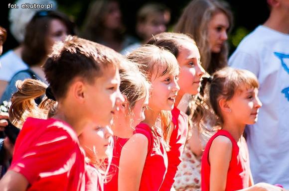 Rumba, taniec ognia, street dance, zumba, piżama party i moc talentów na scenie w parku