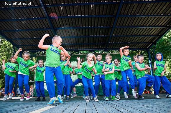 Rumba, taniec ognia, street dance, zumba, piżama party i moc talentów na scenie w parku