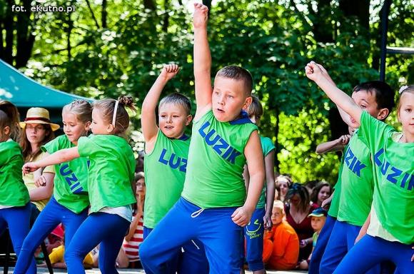 Rumba, taniec ognia, street dance, zumba, piżama party i moc talentów na scenie w parku