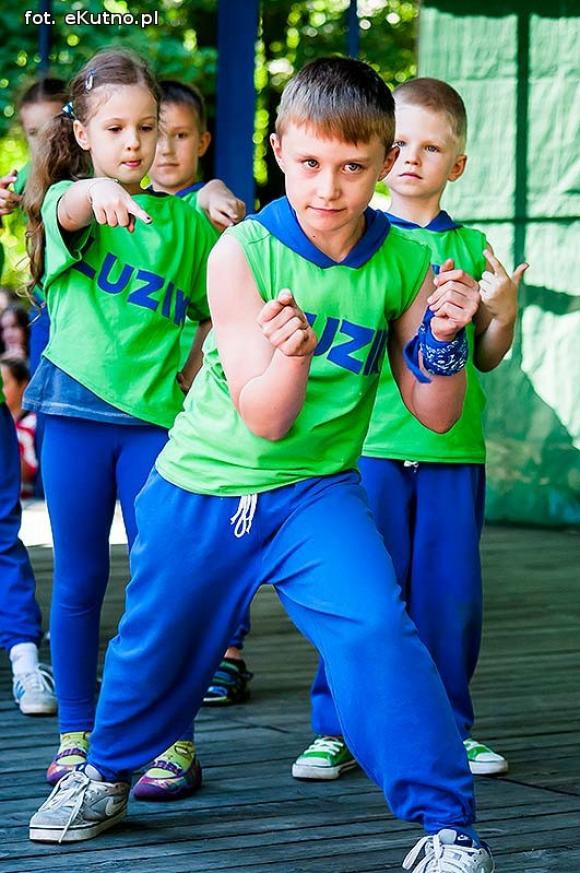 Rumba, taniec ognia, street dance, zumba, piżama party i moc talentów na scenie w parku