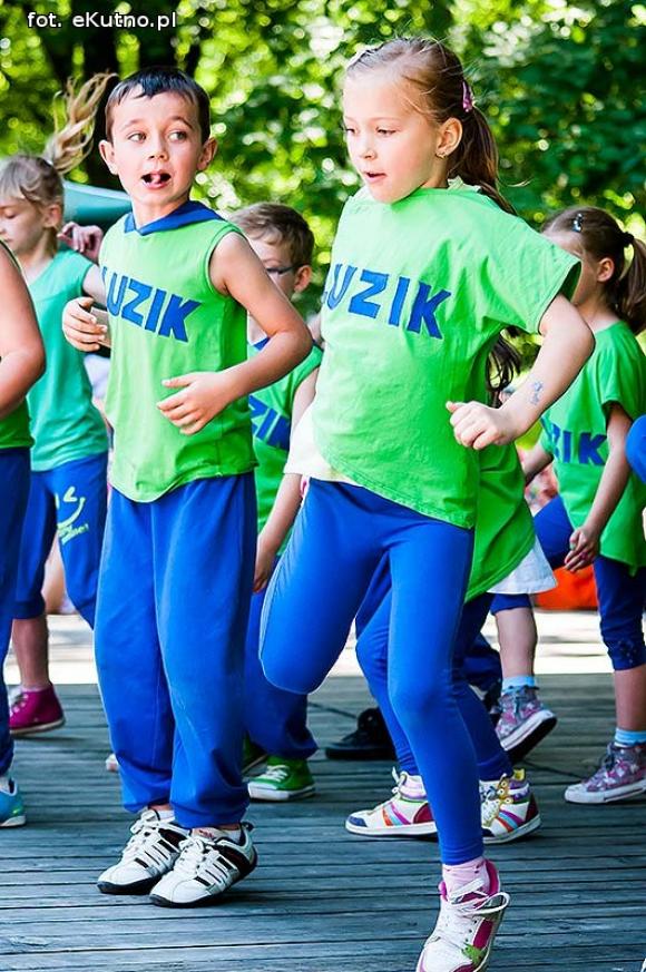 Rumba, taniec ognia, street dance, zumba, piżama party i moc talentów na scenie w parku