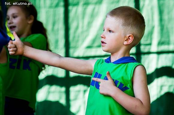 Rumba, taniec ognia, street dance, zumba, piżama party i moc talentów na scenie w parku