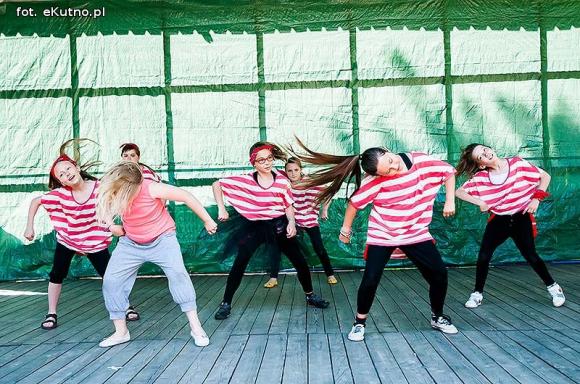 Rumba, taniec ognia, street dance, zumba, piżama party i moc talentów na scenie w parku