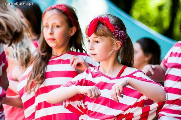 Rumba, taniec ognia, street dance, zumba, piżama party i moc talentów na scenie w parku