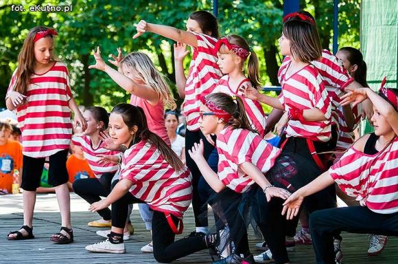 Rumba, taniec ognia, street dance, zumba, piżama party i moc talentów na scenie w parku