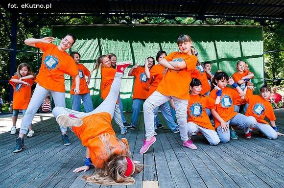 Rumba, taniec ognia, street dance, zumba, piżama party i moc talentów na scenie w parku