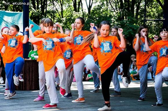 Rumba, taniec ognia, street dance, zumba, piżama party i moc talentów na scenie w parku