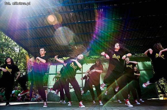 Rumba, taniec ognia, street dance, zumba, piżama party i moc talentów na scenie w parku