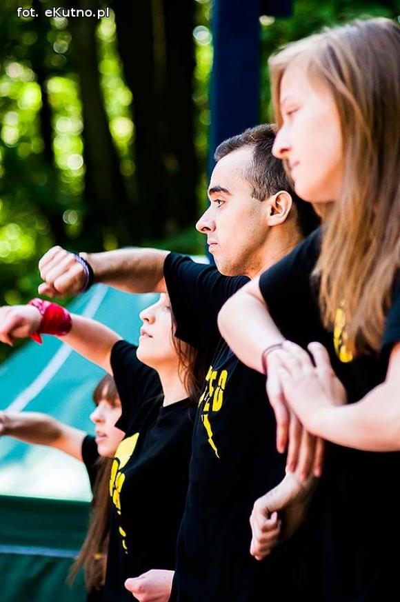 Rumba, taniec ognia, street dance, zumba, piżama party i moc talentów na scenie w parku