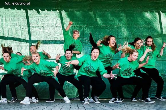 Rumba, taniec ognia, street dance, zumba, piżama party i moc talentów na scenie w parku