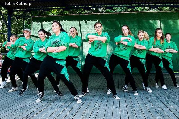 Rumba, taniec ognia, street dance, zumba, piżama party i moc talentów na scenie w parku