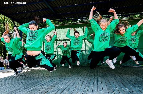 Rumba, taniec ognia, street dance, zumba, piżama party i moc talentów na scenie w parku