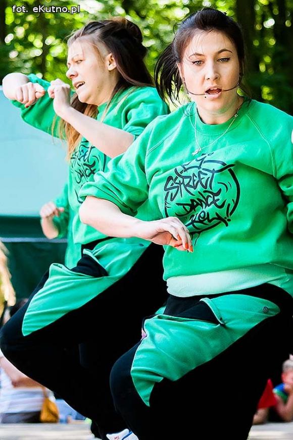 Rumba, taniec ognia, street dance, zumba, piżama party i moc talentów na scenie w parku