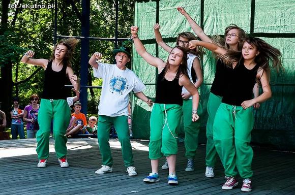 Rumba, taniec ognia, street dance, zumba, piżama party i moc talentów na scenie w parku