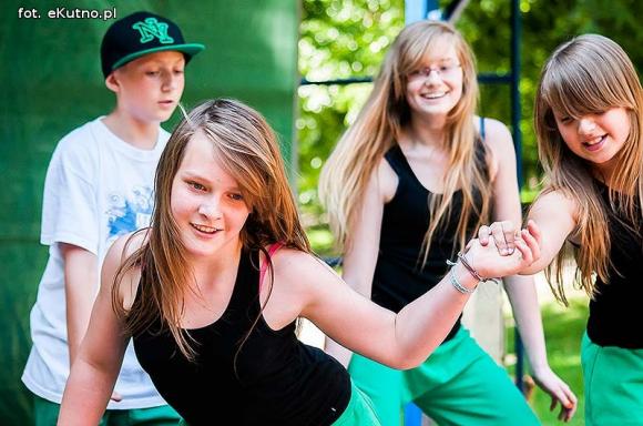 Rumba, taniec ognia, street dance, zumba, piżama party i moc talentów na scenie w parku