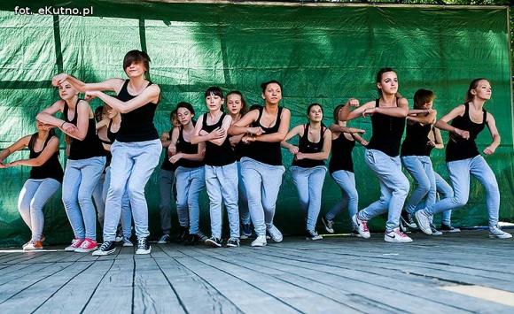 Rumba, taniec ognia, street dance, zumba, piżama party i moc talentów na scenie w parku