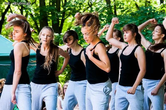 Rumba, taniec ognia, street dance, zumba, piżama party i moc talentów na scenie w parku