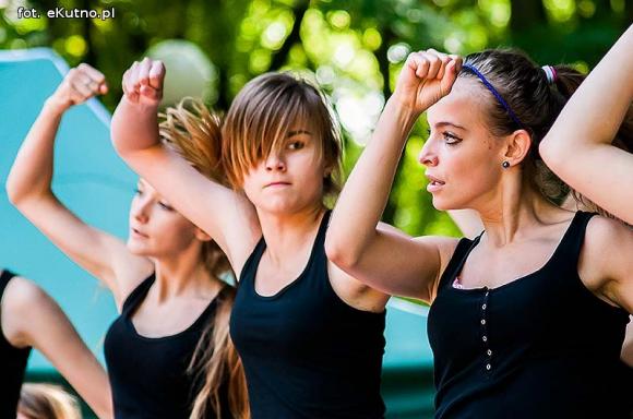 Rumba, taniec ognia, street dance, zumba, piżama party i moc talentów na scenie w parku