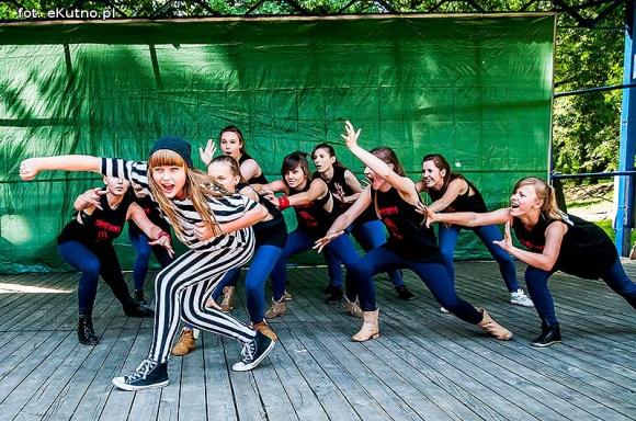 Rumba, taniec ognia, street dance, zumba, piżama party i moc talentów na scenie w parku