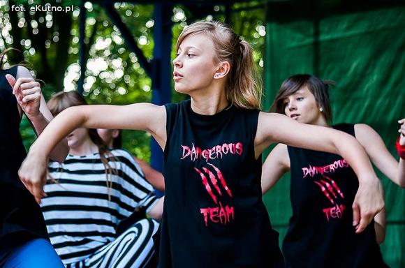 Rumba, taniec ognia, street dance, zumba, piżama party i moc talentów na scenie w parku