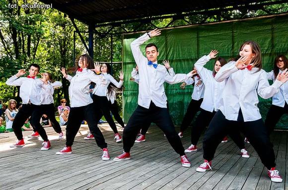 Rumba, taniec ognia, street dance, zumba, piżama party i moc talentów na scenie w parku