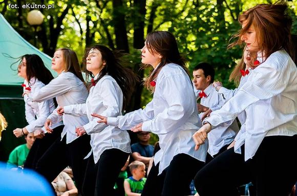 Rumba, taniec ognia, street dance, zumba, piżama party i moc talentów na scenie w parku