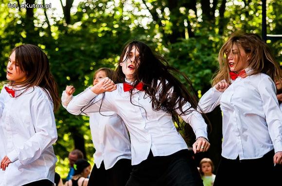 Rumba, taniec ognia, street dance, zumba, piżama party i moc talentów na scenie w parku