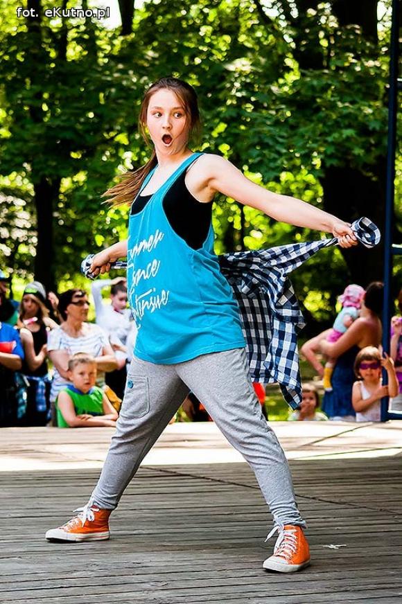Rumba, taniec ognia, street dance, zumba, piżama party i moc talentów na scenie w parku
