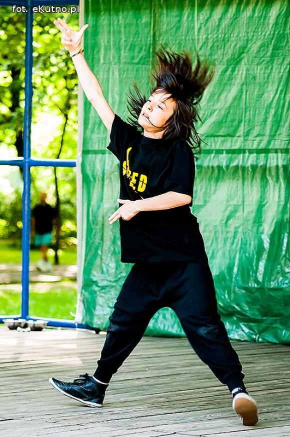 Rumba, taniec ognia, street dance, zumba, piżama party i moc talentów na scenie w parku