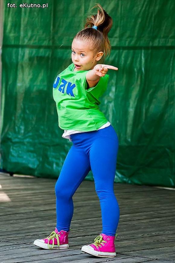 Rumba, taniec ognia, street dance, zumba, piżama party i moc talentów na scenie w parku