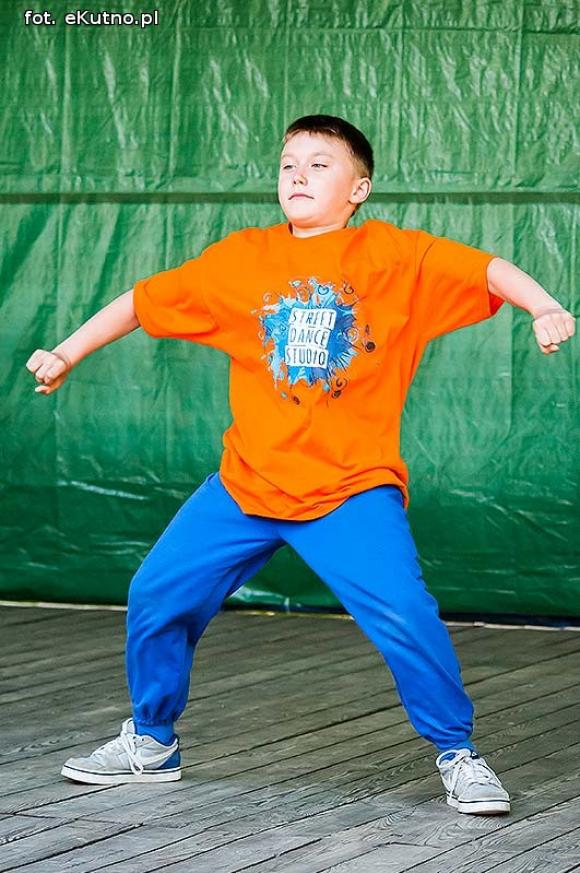 Rumba, taniec ognia, street dance, zumba, piżama party i moc talentów na scenie w parku