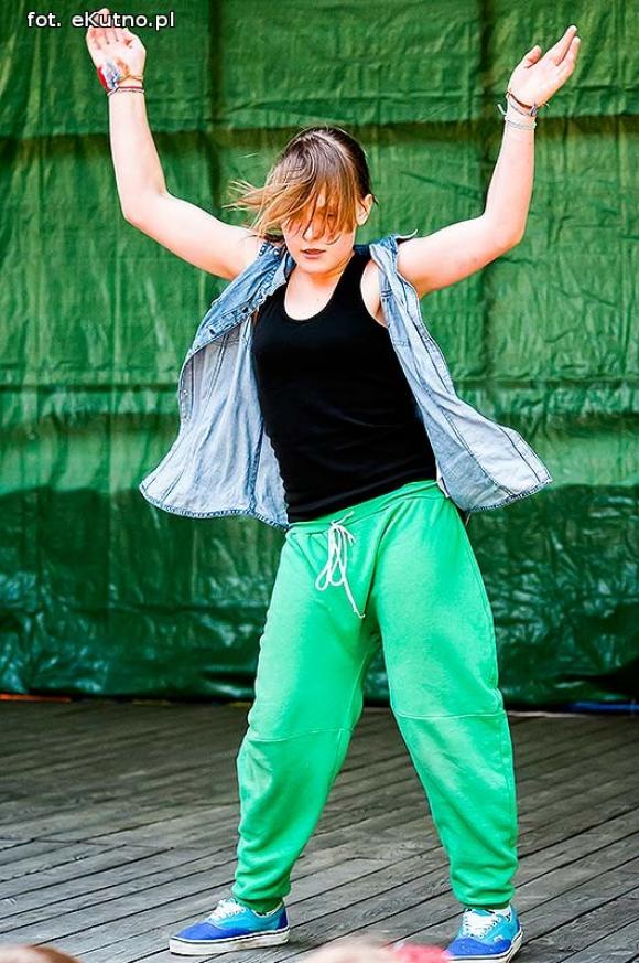 Rumba, taniec ognia, street dance, zumba, piżama party i moc talentów na scenie w parku