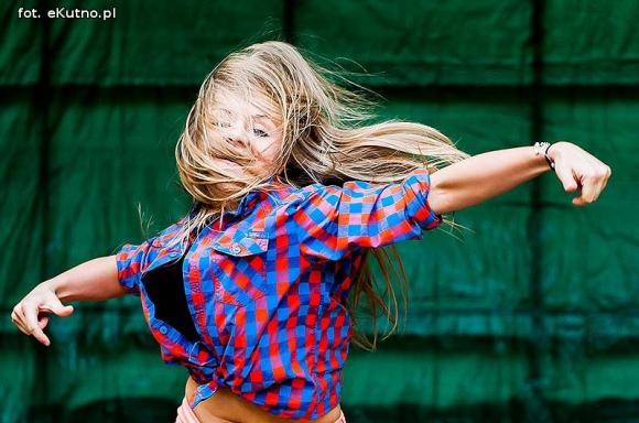 Rumba, taniec ognia, street dance, zumba, piżama party i moc talentów na scenie w parku