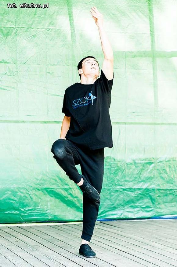 Rumba, taniec ognia, street dance, zumba, piżama party i moc talentów na scenie w parku